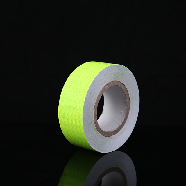 تستخدم شاحنة التحذير المنشورية من الفينيل PVC شريطًا عاكسًا